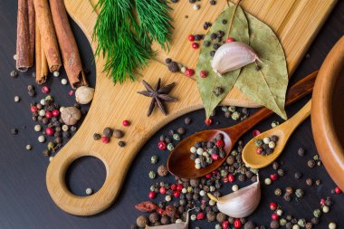 Otlar ve baharatlar siyah taş zemin üzerine