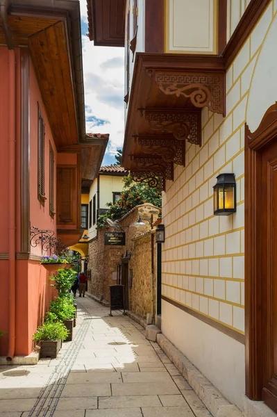 古老的安塔利亚老城市的街道 — 图库照片
