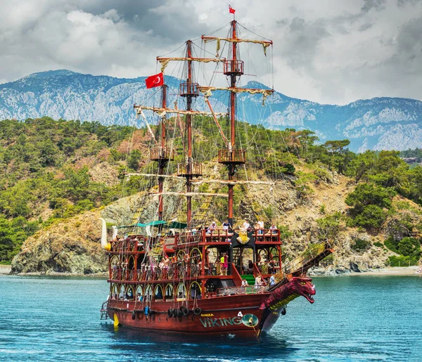 Ancient pirate ship by the shore. Turkey — Stock Photo, Image