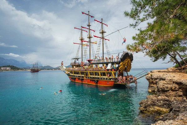 Eski korsan gemisi tarafından kıyıya. Türkiye — Stok fotoğraf