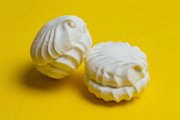 Marshmallows brancos em um fundo colorido — Fotografia de Stock