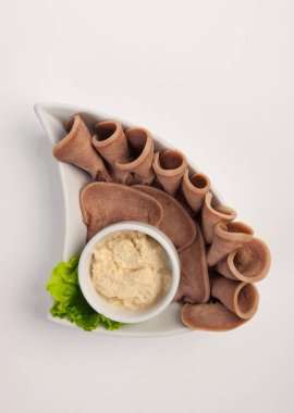 Yabanturpu soslu haşlanmış sığır dili..