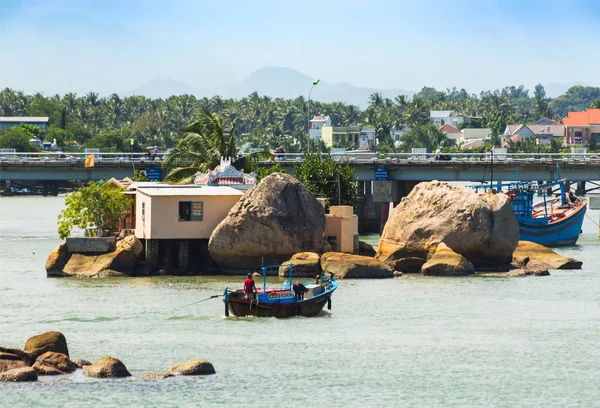 Bateaux et rochers près du village de pêcheurs sur la rivière Kai à Nha Tra — Photo