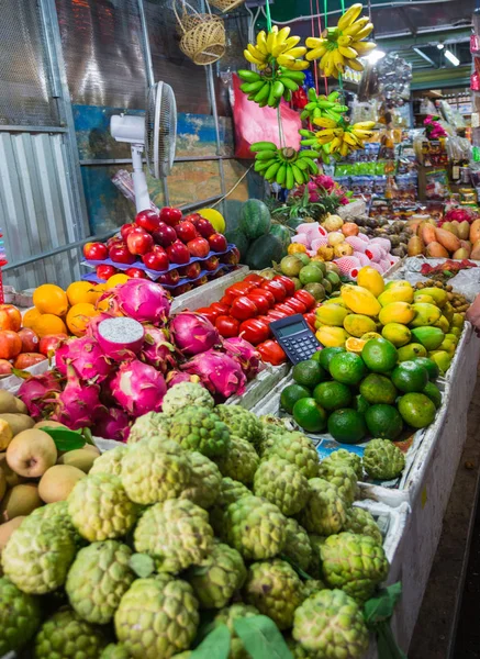 Frutas exóticas en el mercado asiático — Foto de Stock