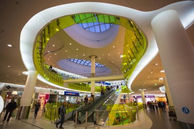  İnsanlar süpermarkette Ashan Troyka