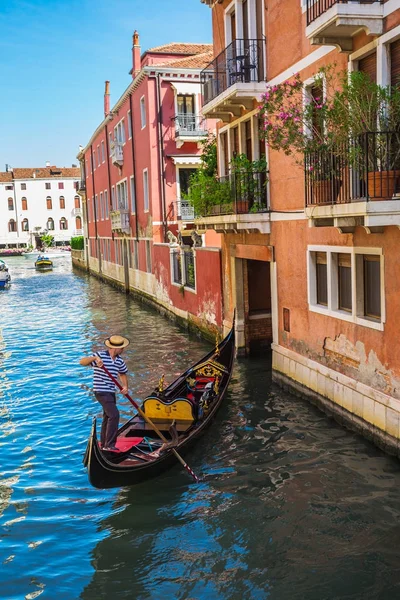 Tourists travel on gondolas at canal — Stock Photo, Image