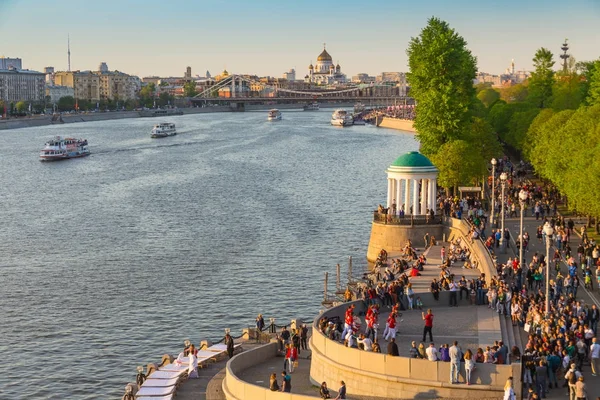 Människor som gick på kajen vid Moskva-floden — Stockfoto