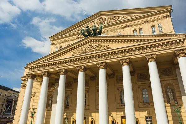 Blick auf das Bolschoi-Theater in Moskau am Brunnen — Stockfoto