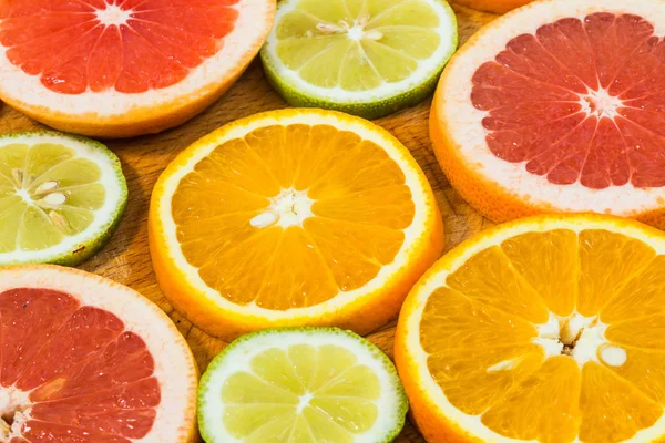 Фруктовый фон из цитрусовых с нарезанным лимонным лимоном — стоковое фото