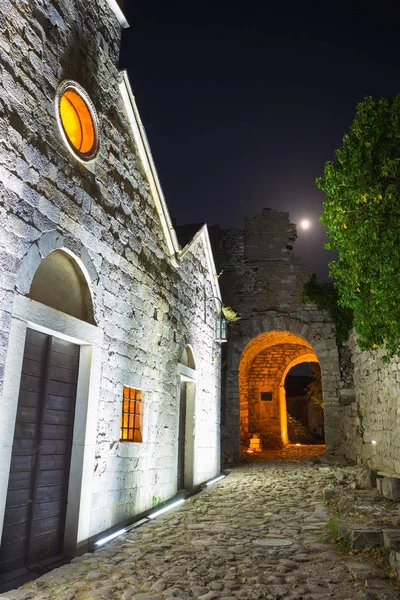 Les rues étroites du bar de la vieille ville dans la soirée. L'Europe. M — Photo