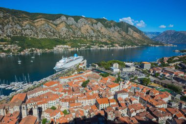 Üstten Görünüm Kotor Körfezi ve eski şehir. Avrupa. Montenegr