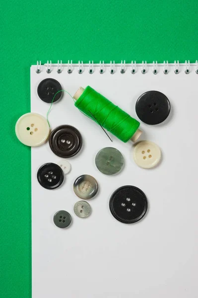 Thread with a needle and buttons — Stock Photo, Image