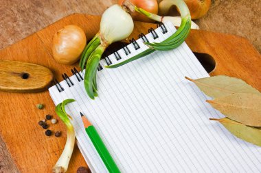 Baharat ile tarifleri yazmak için defter