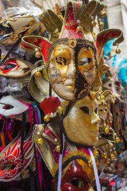 İtalya, Venedik, 26 Haziran 2014. Renkli maskeden tipik Venedik Karnavalı