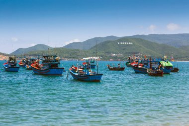 VINPEARL RESORT, NHA TRANG, VİETNAM - 25 Kasım 2014. Vietnam 'daki Nha Trang marinasında balıkçı tekneleri.