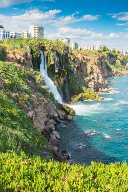 Türkiye, Antalya üzerinde 23 Mayıs 2017. Akdeniz kıyısında, 8 km mesafedeki Merkezi Antalya Lara beach doğru alt Düden şelale