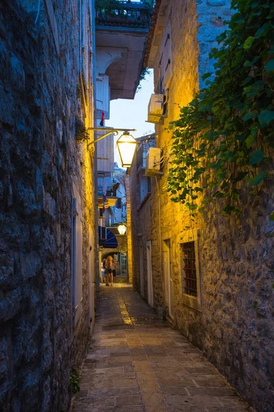 Smalle straatjes van de oude avond Budva in Montenegro — Stockfoto