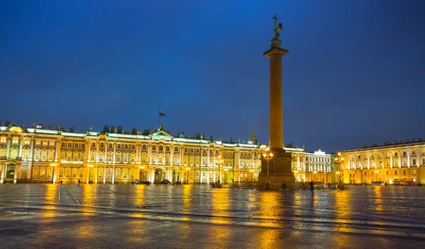 Plac Pałacowy w St. Petersburgu w nocy. — Zdjęcie stockowe