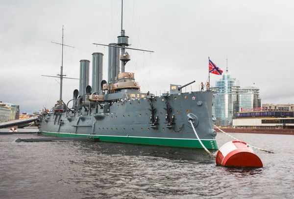 O lendário cruzador "Aurora" em São Petersburgo — Fotografia de Stock