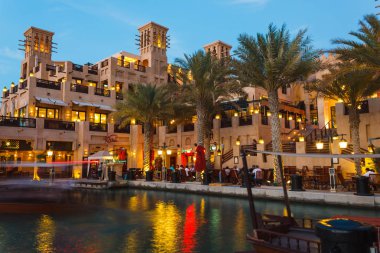 DUBAI, BAE - 15 Kasım: Souk Madinat Jumeirah.Madinat Jumeirah iki otel ve 29 geleneksel Arap evi kümesini kapsar. 15 Kasım 2012, Dubai