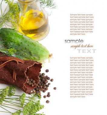 baharat beyaz zemin üzerine izole ve salatalık dekapaj