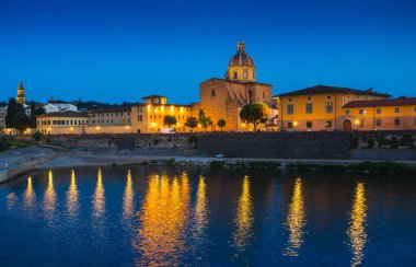 FLORENCE, İtalya - 23 Haziran 2014: Floransa 'daki nehrin gece manzarası