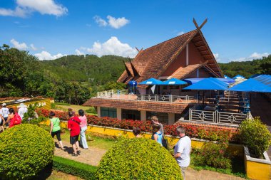 Da Lat, Vietnam - 27 Kasım 2014: Truc Lam pagoda ve Tuyen Lam Gölü Dalat, Vietnam arasındaki teleferik.