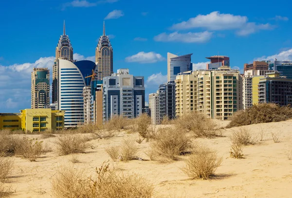 Dubaj Spojené Arabské Emiráty Listopadu Poledne Teplo Poušti Pozadí Buildingsl — Stock fotografie