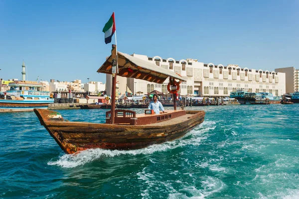 阿拉伯联合酋长国 在迪拜 阿拉伯联合酋长国 2012 日湾溪上的船 — 图库照片