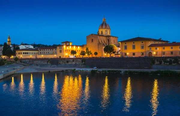 FLORENCE, İtalya - 23 Haziran 2014: Floransa 'daki nehrin gece manzarası