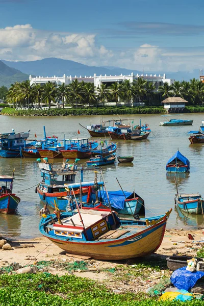 NHA TRANG, VİETNAM - 23 Kasım 2014. Vietnam 'daki Nha Trang marinasında balıkçı tekneleri.