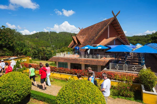 Da Lat, Vietnam - 27 Kasım 2014: Truc Lam pagoda ve Tuyen Lam Gölü Dalat, Vietnam arasındaki teleferik.