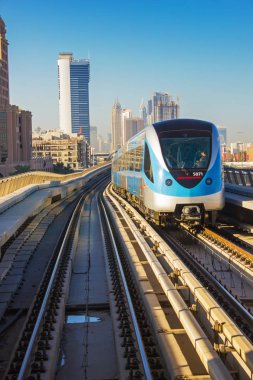 Dubai, BAE - 18 Kasım, Dubai Metro. 18 numaralı metro vagonundan şehir manzarası. 2012 yılı. Dubai Metro, 18 Kasım 2012 'de dünyanın en uzun tam otomatik metro ağı (75 km) olarak Dubai, BAE.