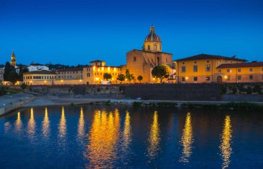 FLORENCE, İtalya - 23 Haziran 2014: Floransa 'daki nehrin gece manzarası