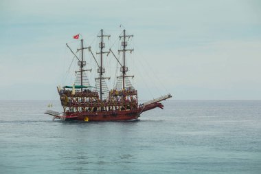  Türkiye. 18 Mayıs 2017. Eski korsan gemisi tarafından kıyıya. Turist gösteri