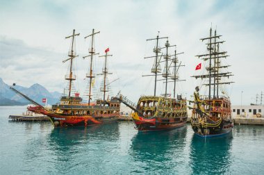  Türkiye. 18 Mayıs 2017. Eski korsan gemi ile kıyı.