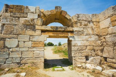 Rezervuar ve teraslar ile jeotermal springs yakınındaki Pamukkale içinde kemer