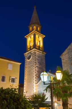 Karadağ. 23 Temmuz 2017. Karadağ 'da eski akşam Budva' sının dar sokakları