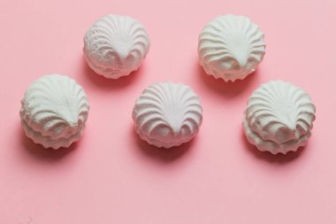 Kahve veya çay renkli bir arka plan üzerinde beyaz krema