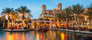 DUBAI, BAE - 15 Kasım: Souk Madinat Jumeirah.Madinat Jumeirah iki otel ve 29 geleneksel Arap evi kümesini kapsar. 15 Kasım 2012, Dubai
