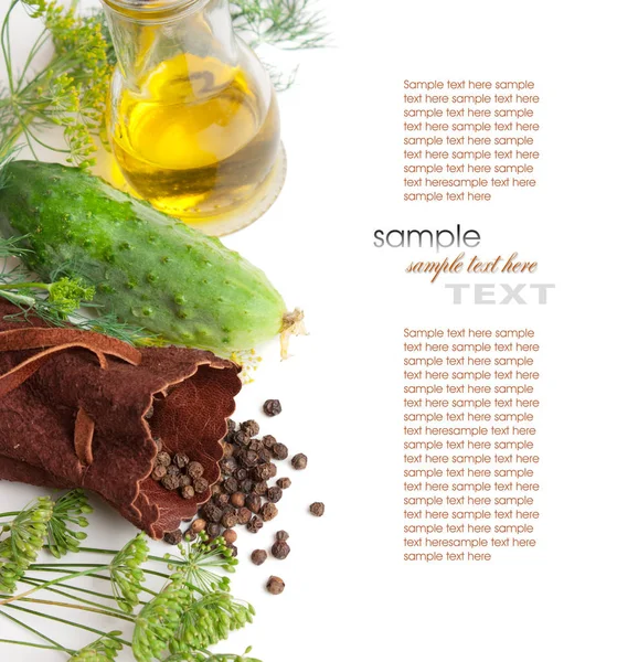 baharat beyaz zemin üzerine izole ve salatalık dekapaj