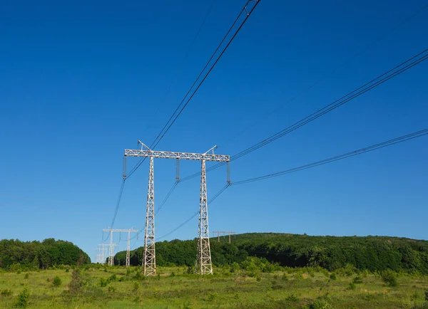 緑の野原に夏風景クローズ アップ前面の電源線 — ストック写真
