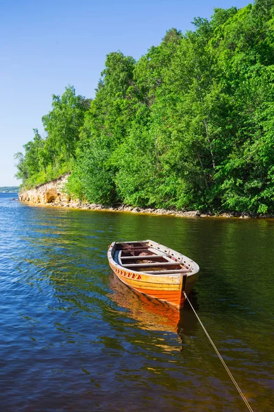 Houten Boot Rivier Bank Bos Achtergrond Blauwe Hemel Weerspiegelen Het — Stockfoto