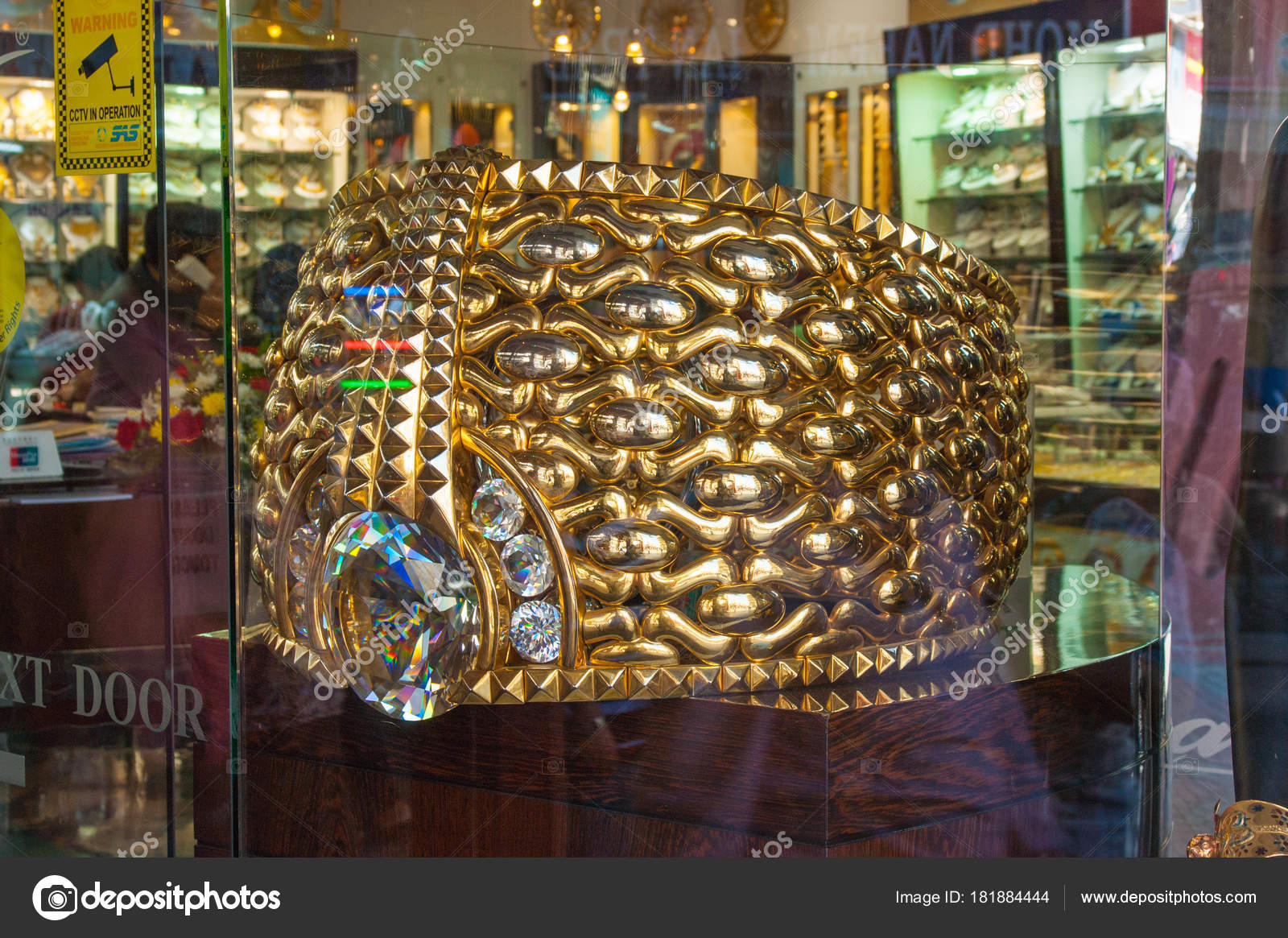 Dubai Uae November Biggest Gold Ring Deira Gold Souq Weighs Stock