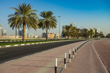 Sharjah, Birleşik Arap Emirlikleri - 01 Kasım 2013: sharjah modern binaların genel görünümü. UAE en sanayileşmiş emirlik olduğunu.
