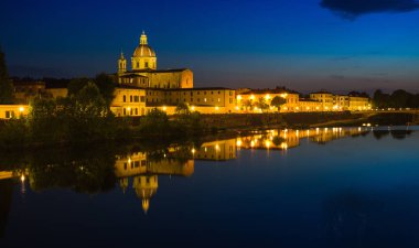 FLORENCE, İtalya - 23 Haziran 2014: Floransa 'daki nehrin gece manzarası