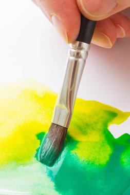 Beyaz bir kağıtta boya fırçası.