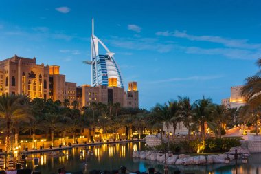 DUBAI, BAE - 15 Kasım: Souk Madinat Jumeirah 'dan Burj Al Arab otelinin manzarası. 15 Kasım 2012, Dubai. Burj Al Arab, Jumeirah plajının önüne yapılmış 7 yıldızlı lüks bir otel..