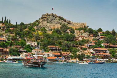 Türkiye'de 16 Mayıs 2017. Kekova Adası ve Simena Kalesi tepenin üstüne güzel panoramik manzarası. Kalesi