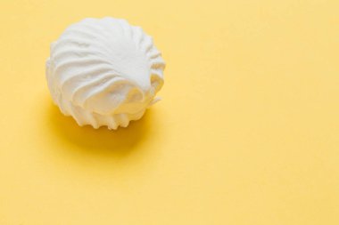 Kahve veya çay renkli bir arka plan üzerinde beyaz krema